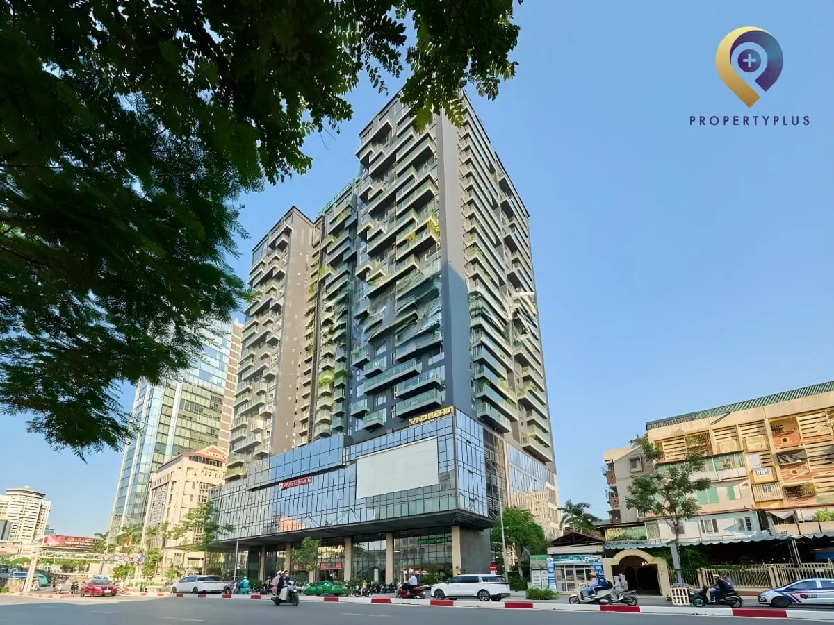 Green Diamond Building nhìn từ góc đường lớn.
